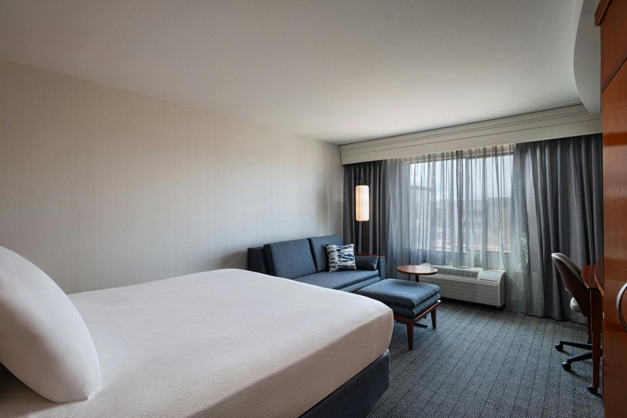 Hotel Courtyard By Marriott West/meridian