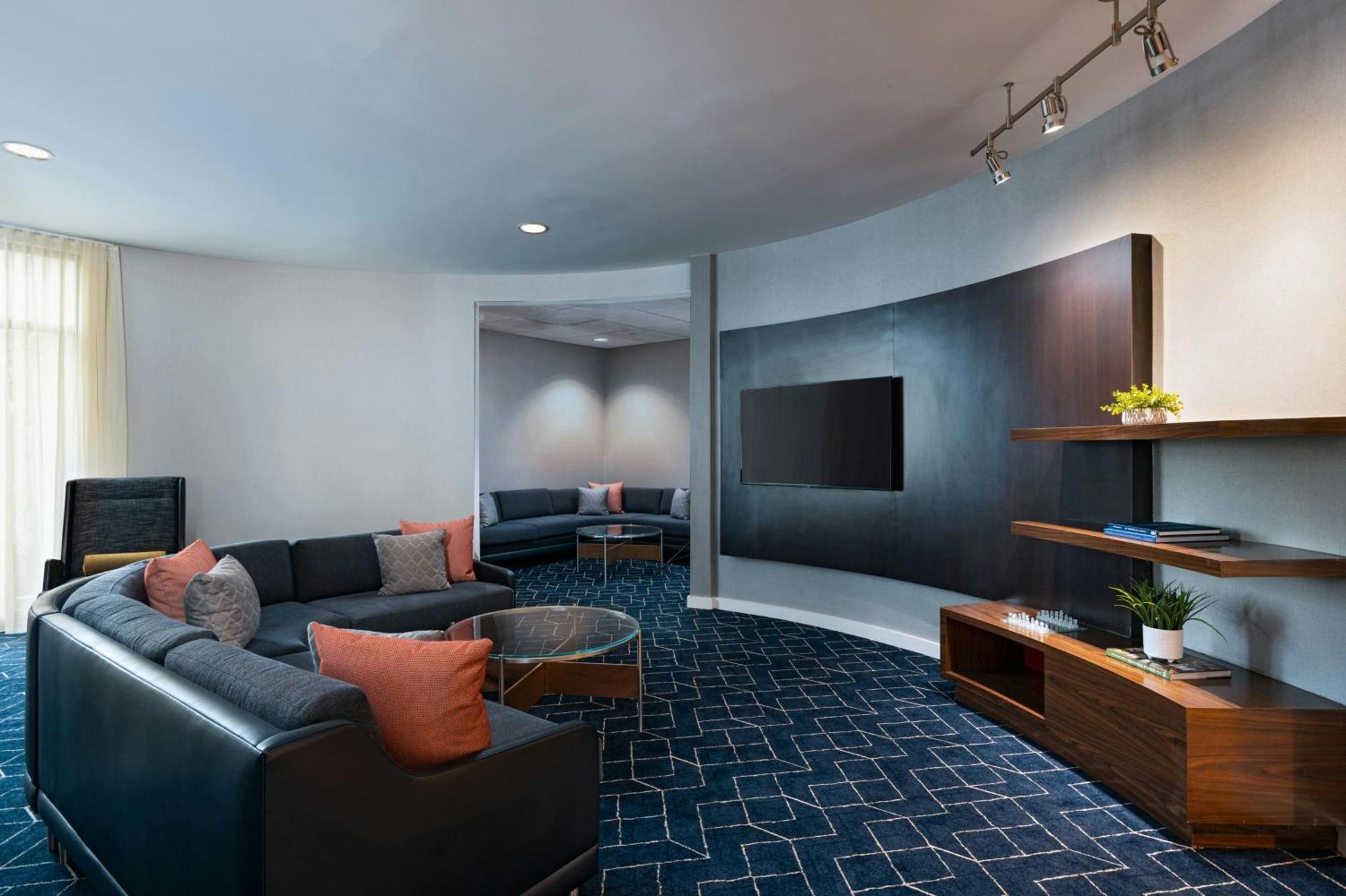 Courtyard By Marriott West/meridian Hotel 3*