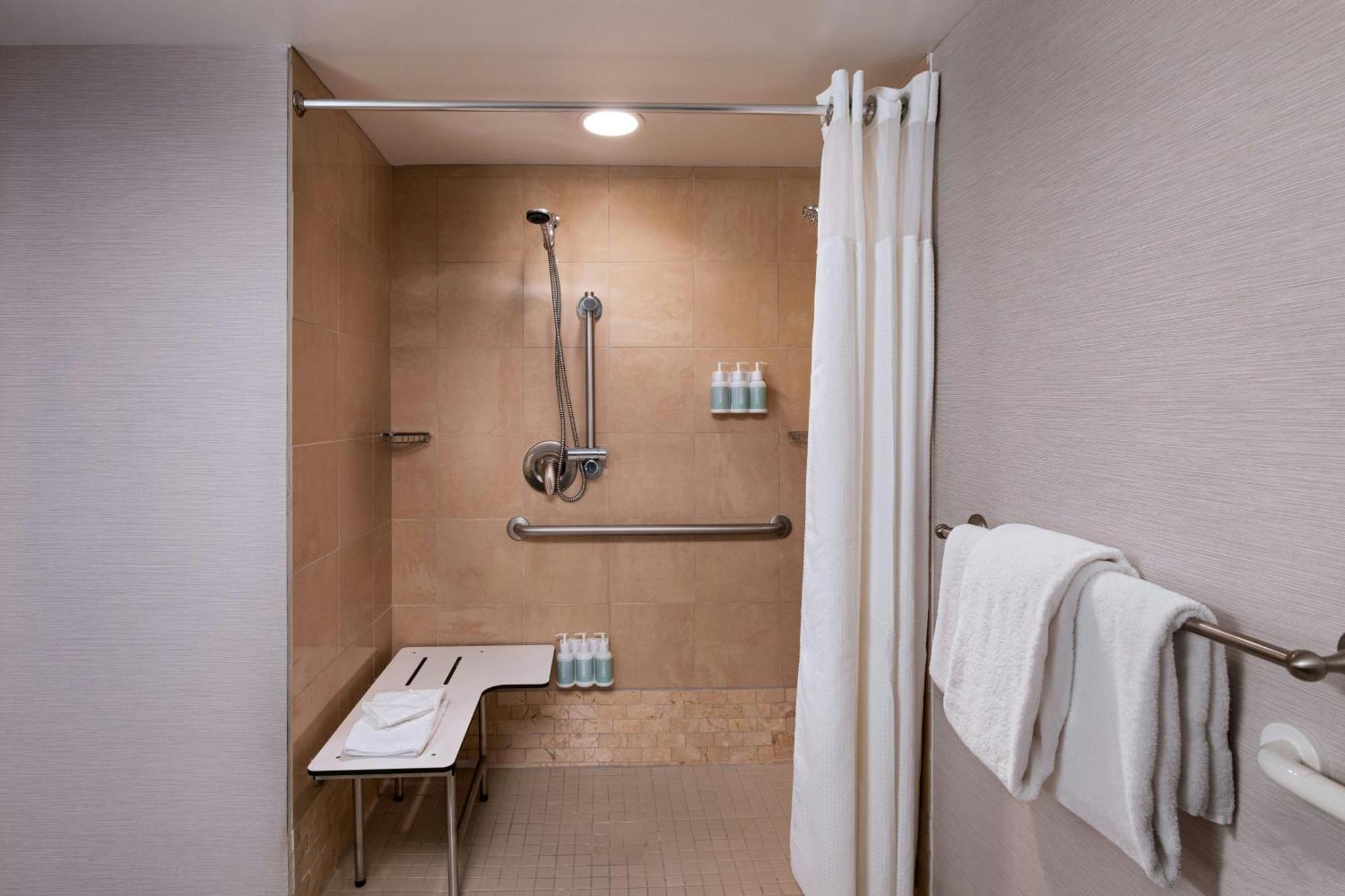Hotel Courtyard By Marriott West/meridian 3*