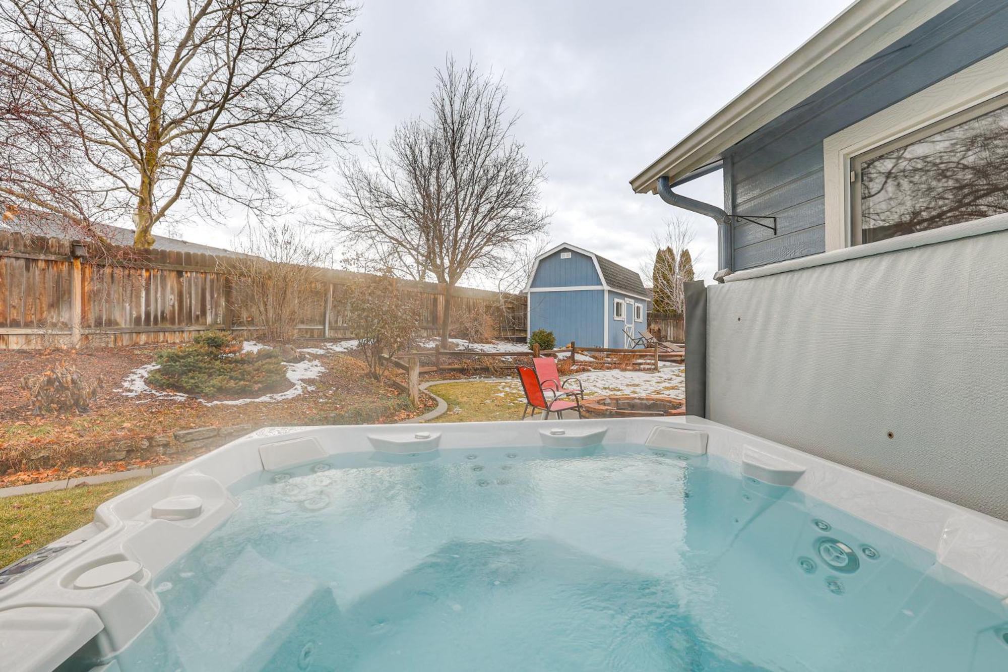 Private Hot Tub And Backyard Family Holiday home