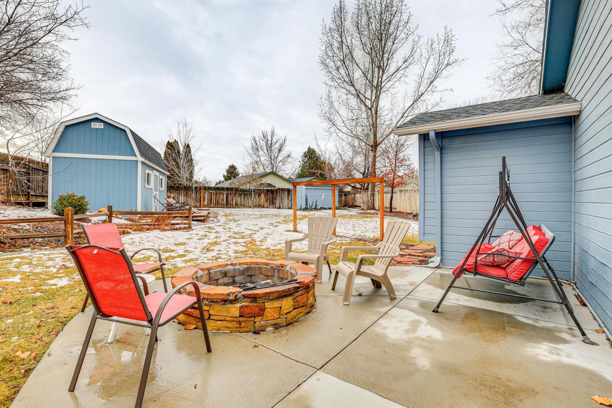 Private Hot Tub And Backyard Family Holiday home