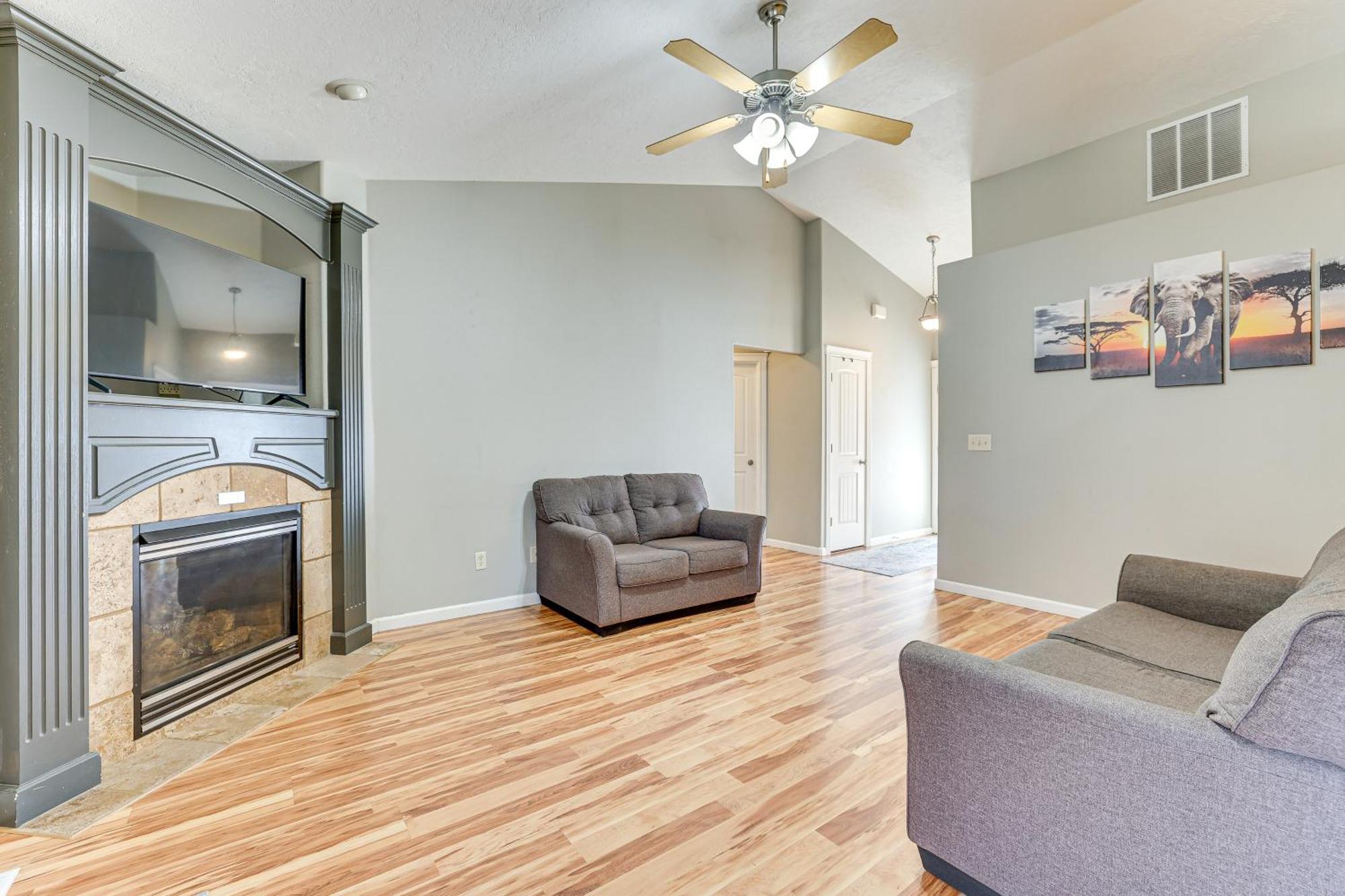 1 Mi To Towne Square With Patio!