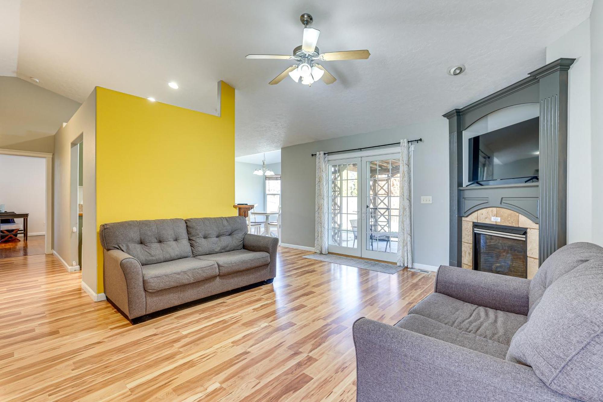 1 Mi To Towne Square With Patio! Holiday home