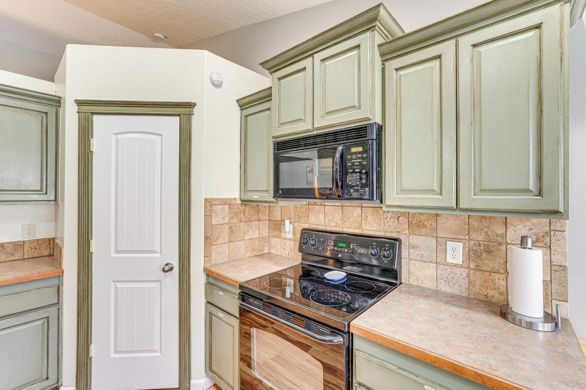 1 Mi To Towne Square With Patio! Holiday home *