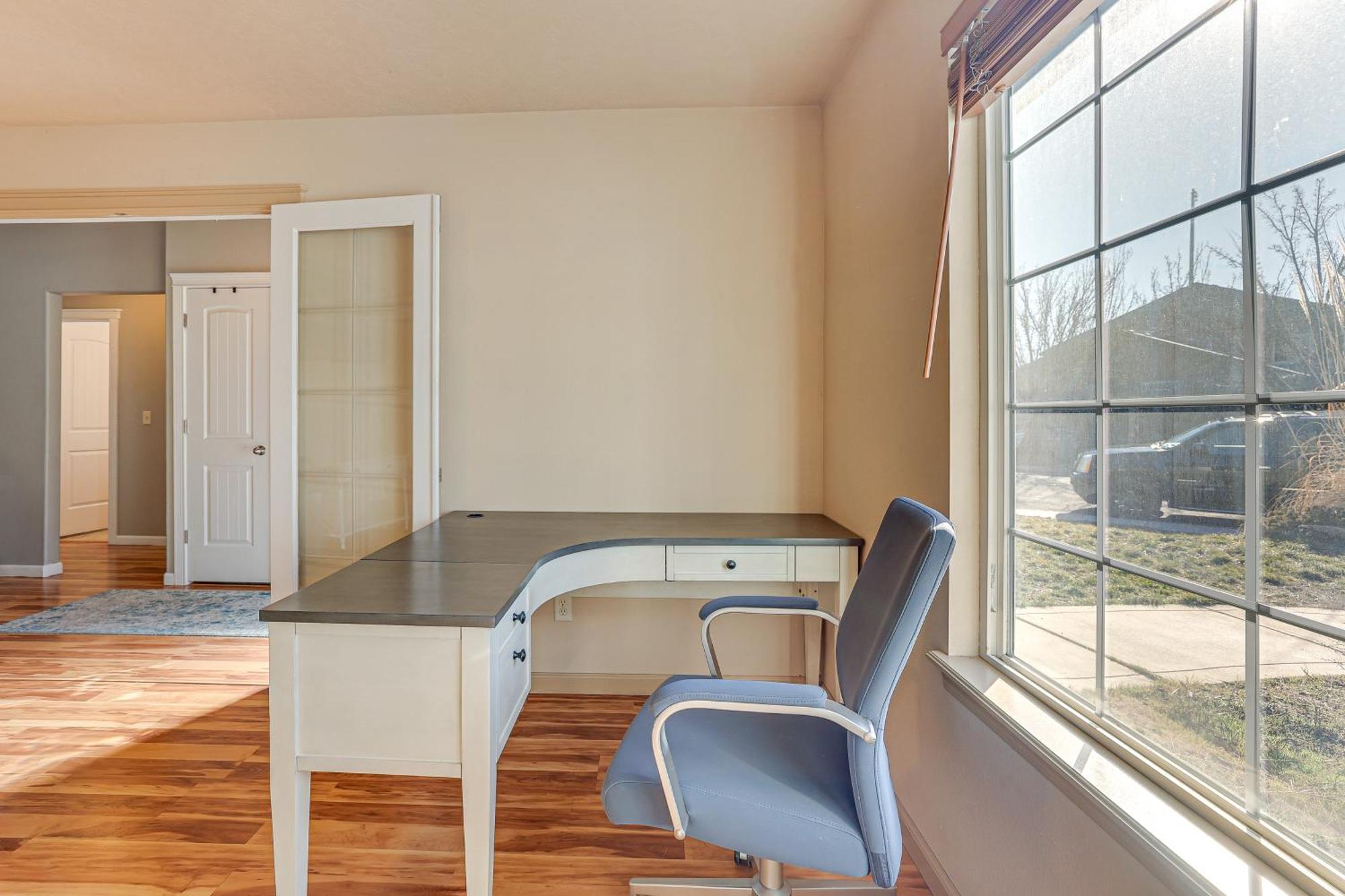 1 Mi To Towne Square With Patio! Holiday home