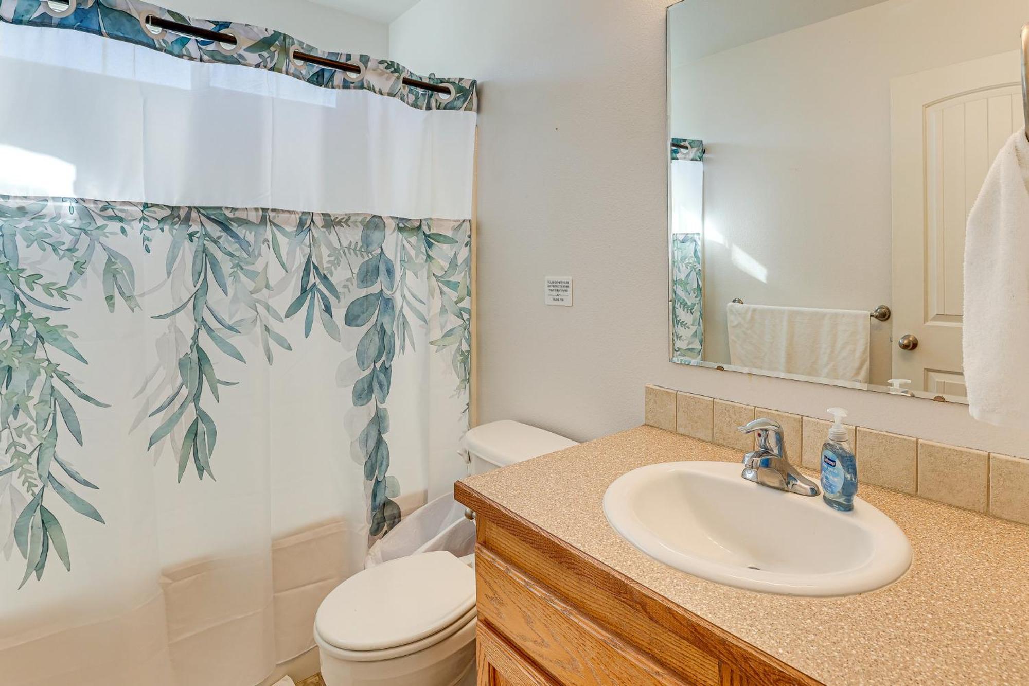 1 Mi To Towne Square With Patio!