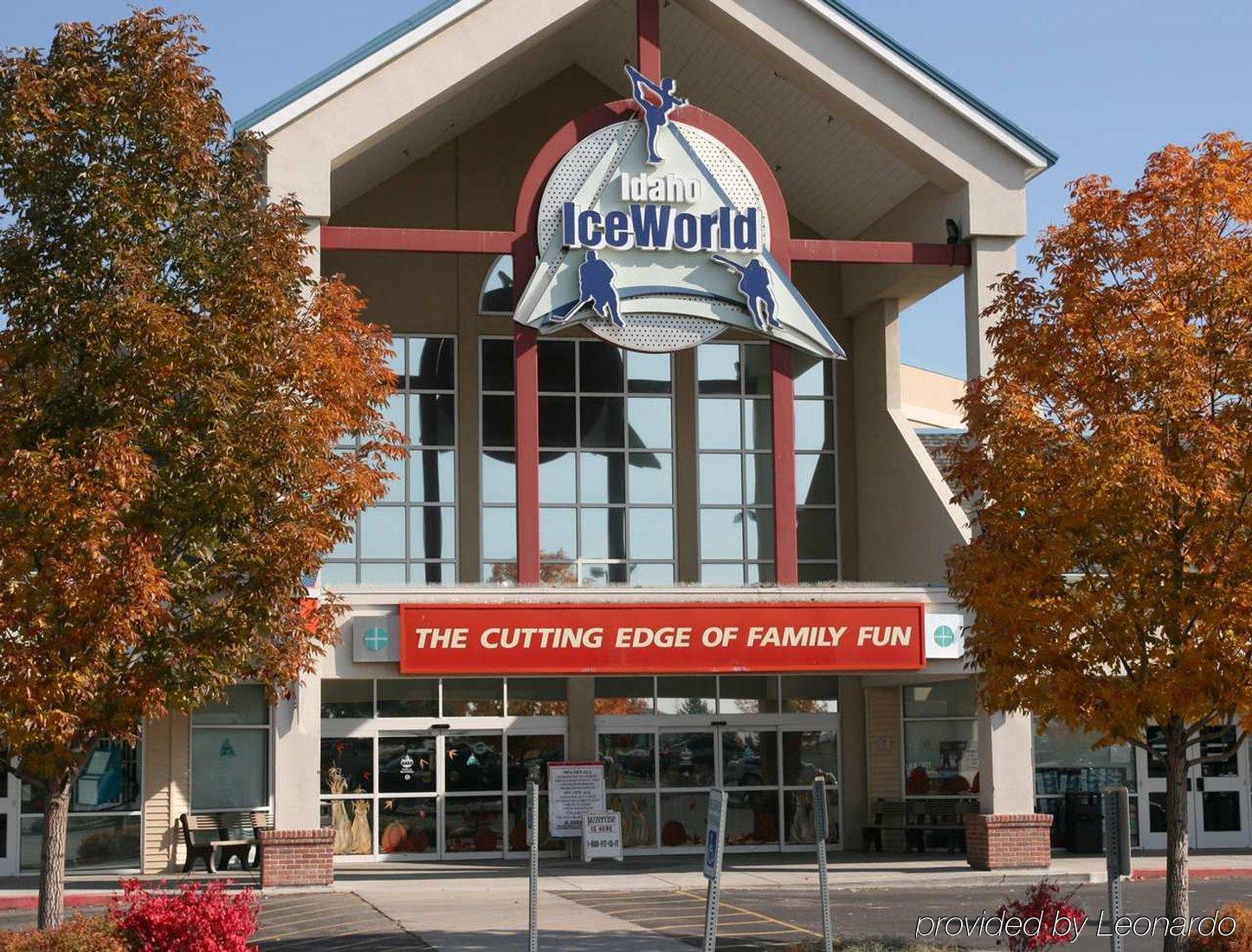 Hampton - Airport 3*