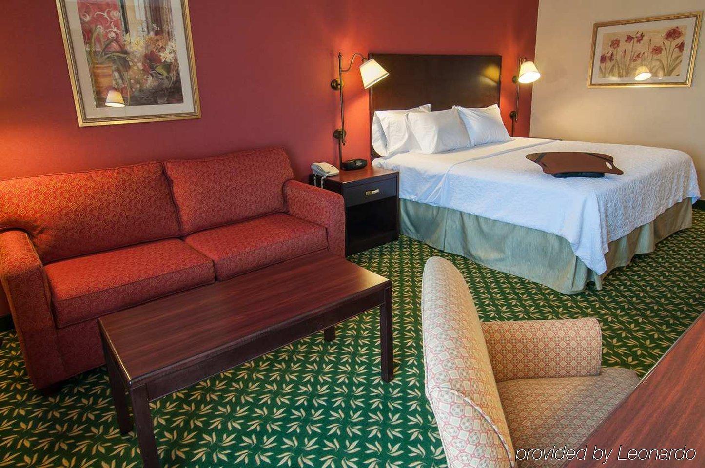 Hampton - Airport 3*