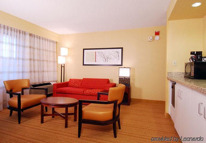 Courtyard Downtown Hotel 3*