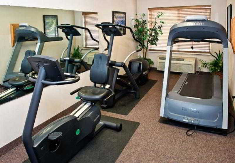 Hotel Fairfield Airport 3*