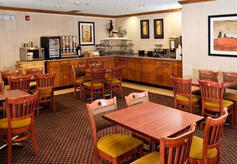 Hotel Fairfield Airport 3*