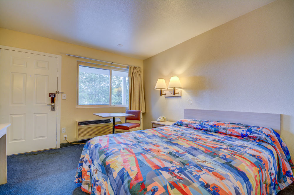 6 Hotel
