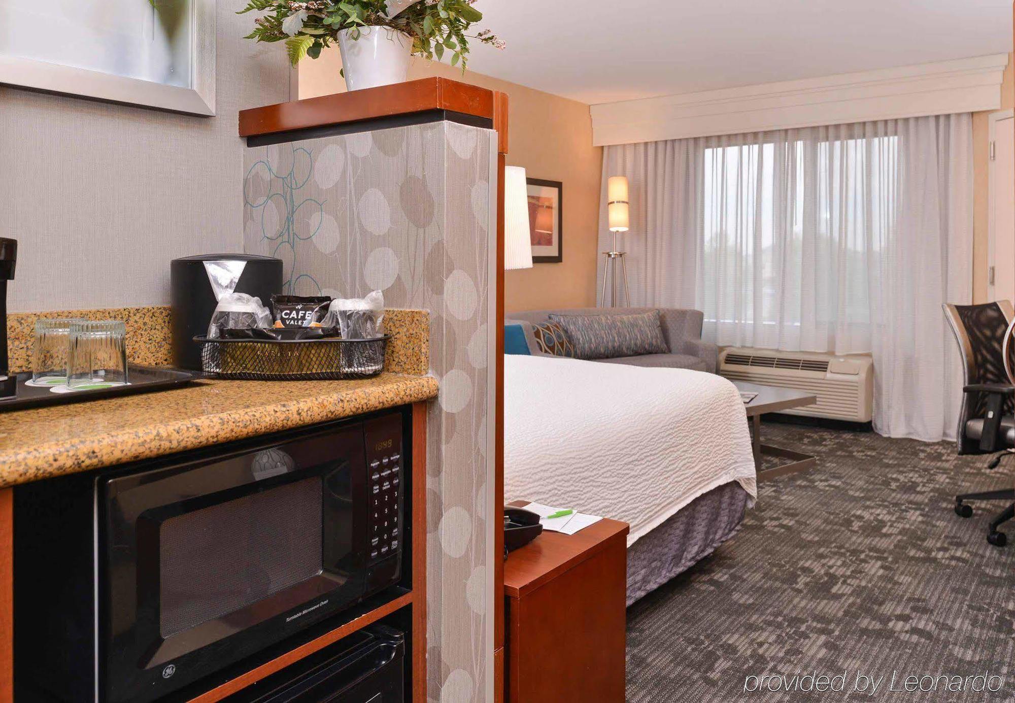 Hotel Courtyard By Marriott West/meridian