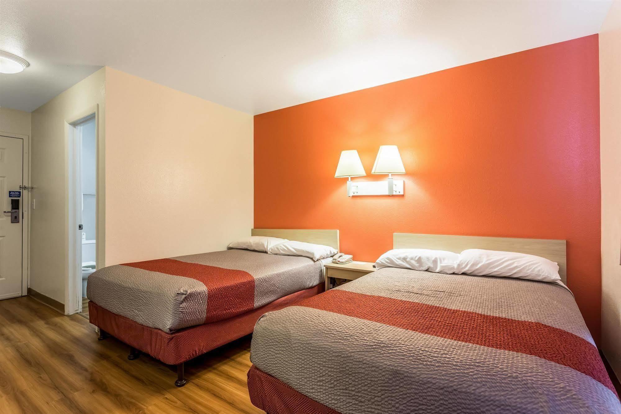 6 Hotel 2*