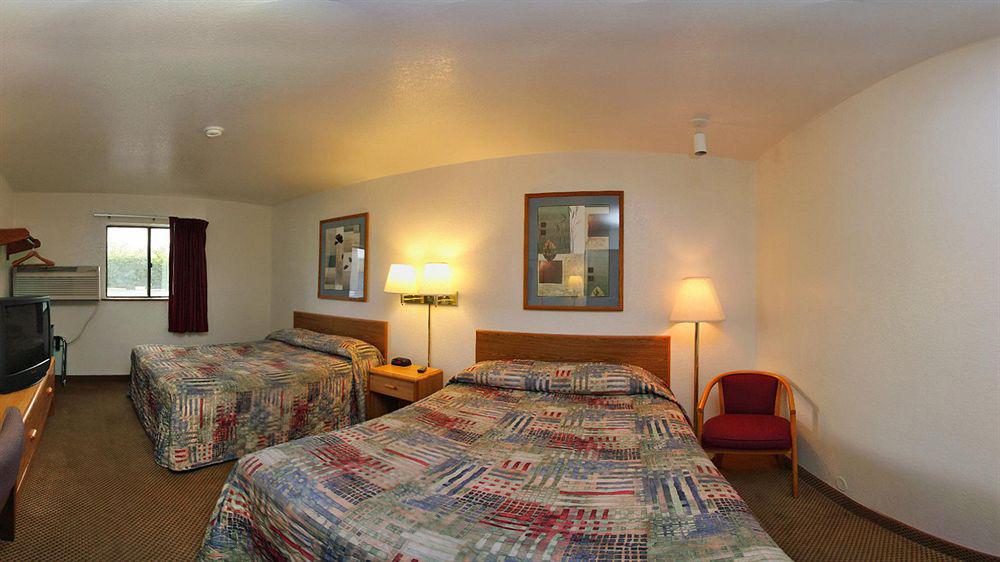 Super 8 By Wyndham Hotel
