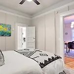 Vintage-Chic Home With Patio - Walk To Hyde Park!