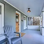 Vintage-Chic Home With Patio - Walk To Hyde Park!