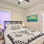 Vintage-Chic Home With Patio - Walk To Hyde Park!