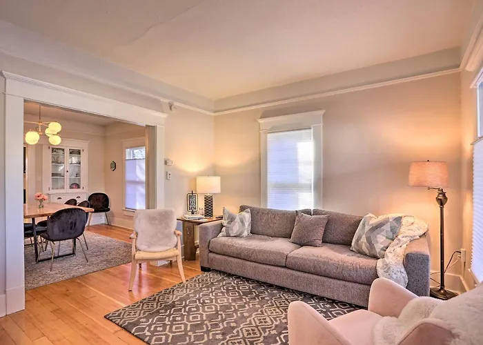 Vintage-Chic Home With Patio - Walk To Hyde Park!