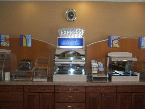 La Quinta By Wyndham Airport Hotel