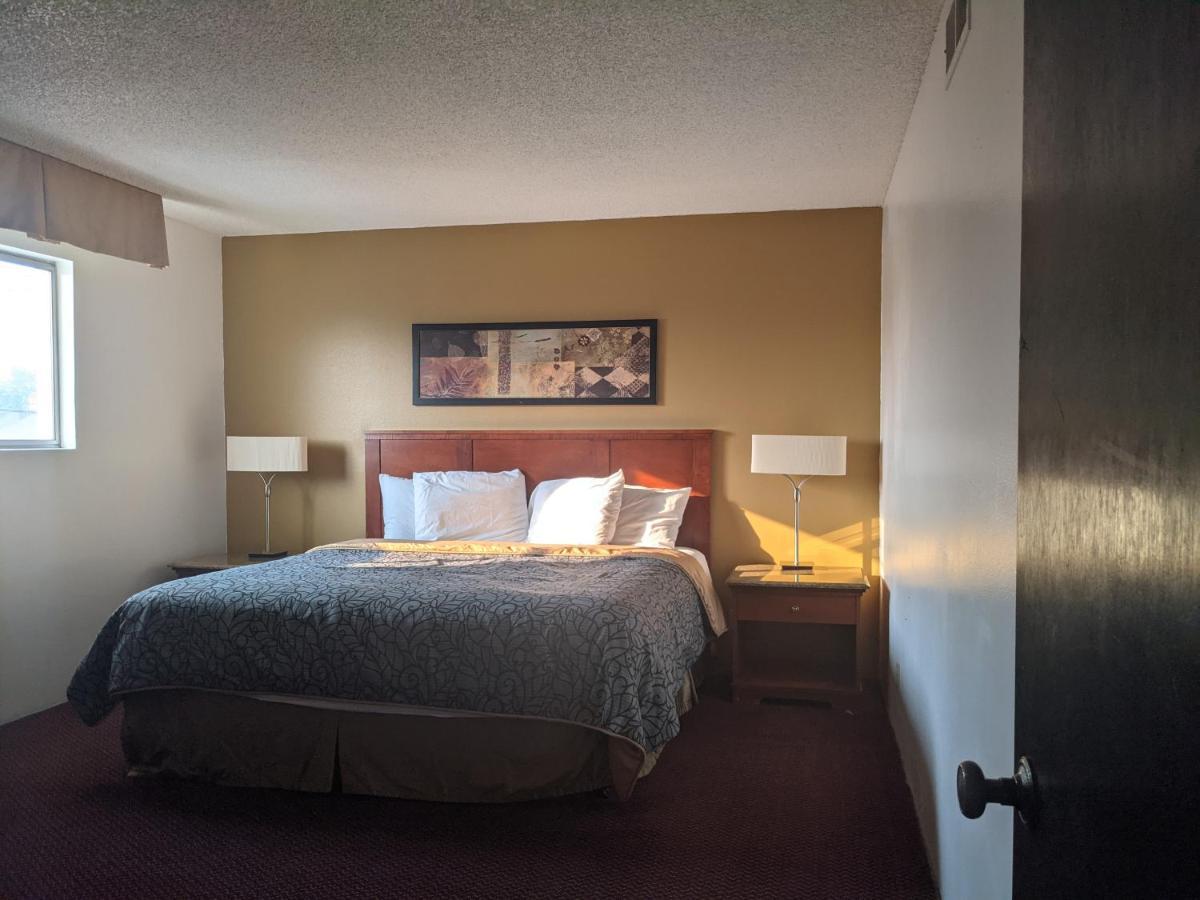 - Motel