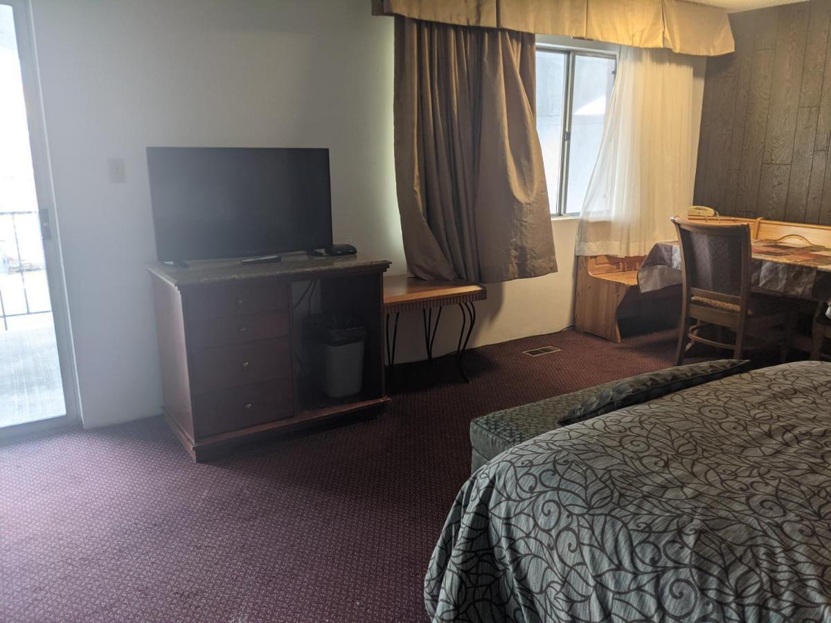 - Motel