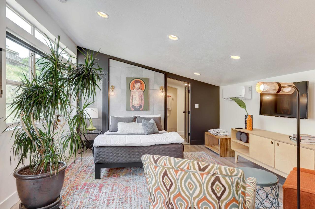 Stylish And Modern With Foothills Views!