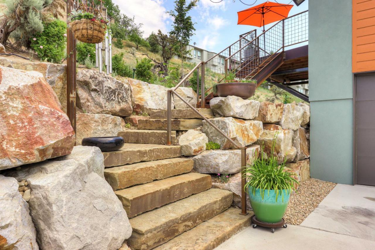 Stylish And Modern With Foothills Views! Apartment