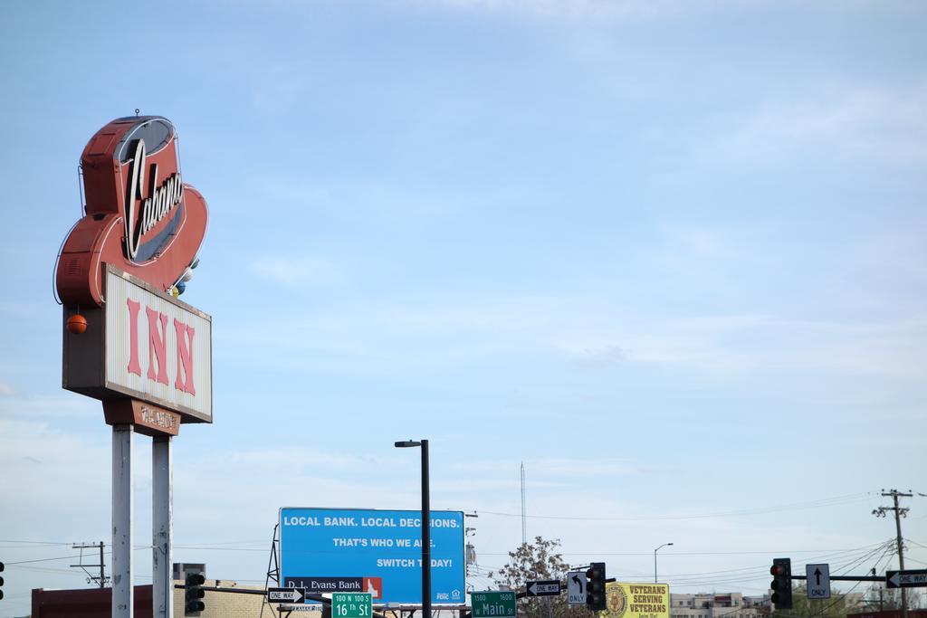 - Motel