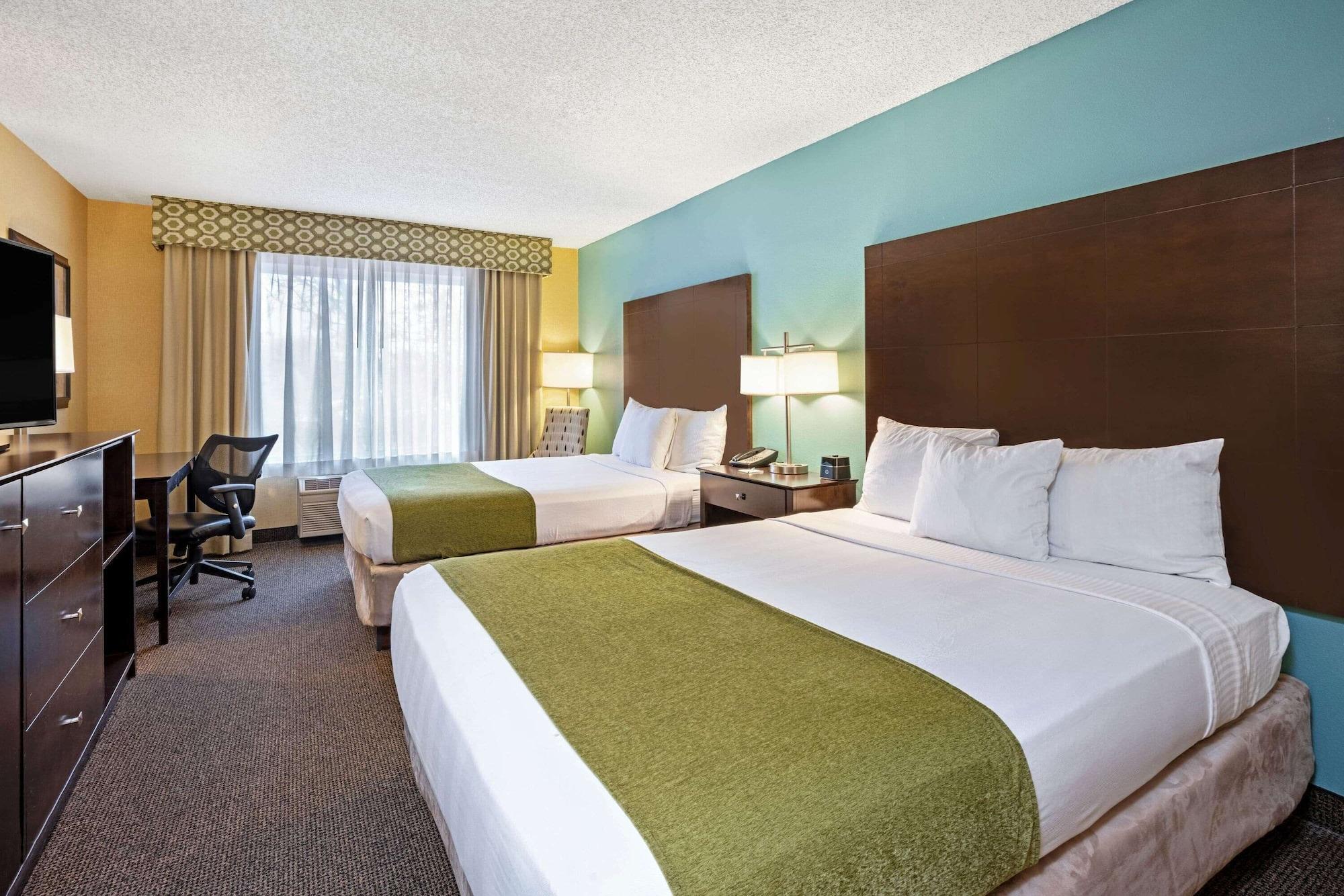 Hotel La Quinta By Wyndham Airport 3*