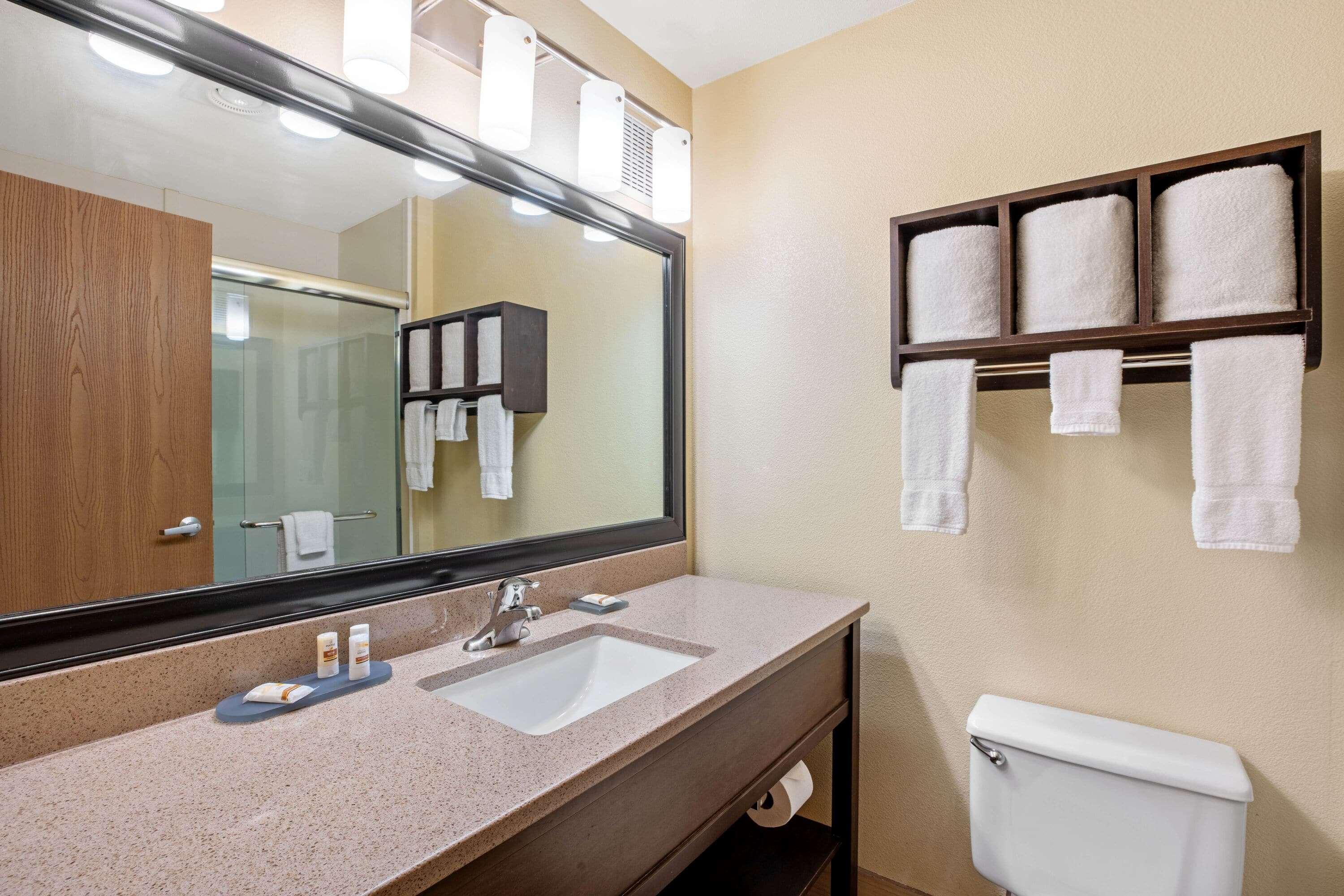 La Quinta By Wyndham Airport Hotel
