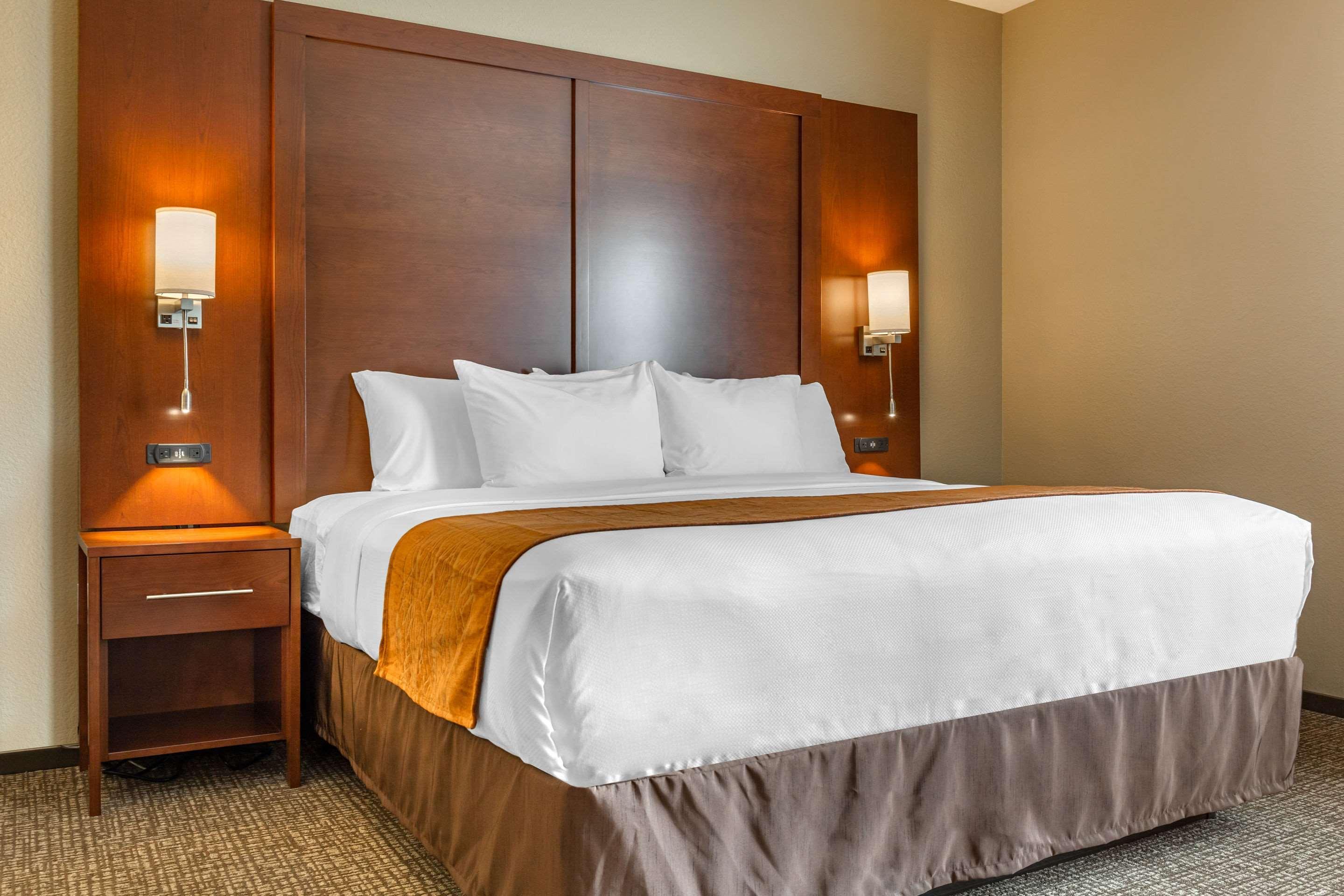 Comfort & Airport Hotel