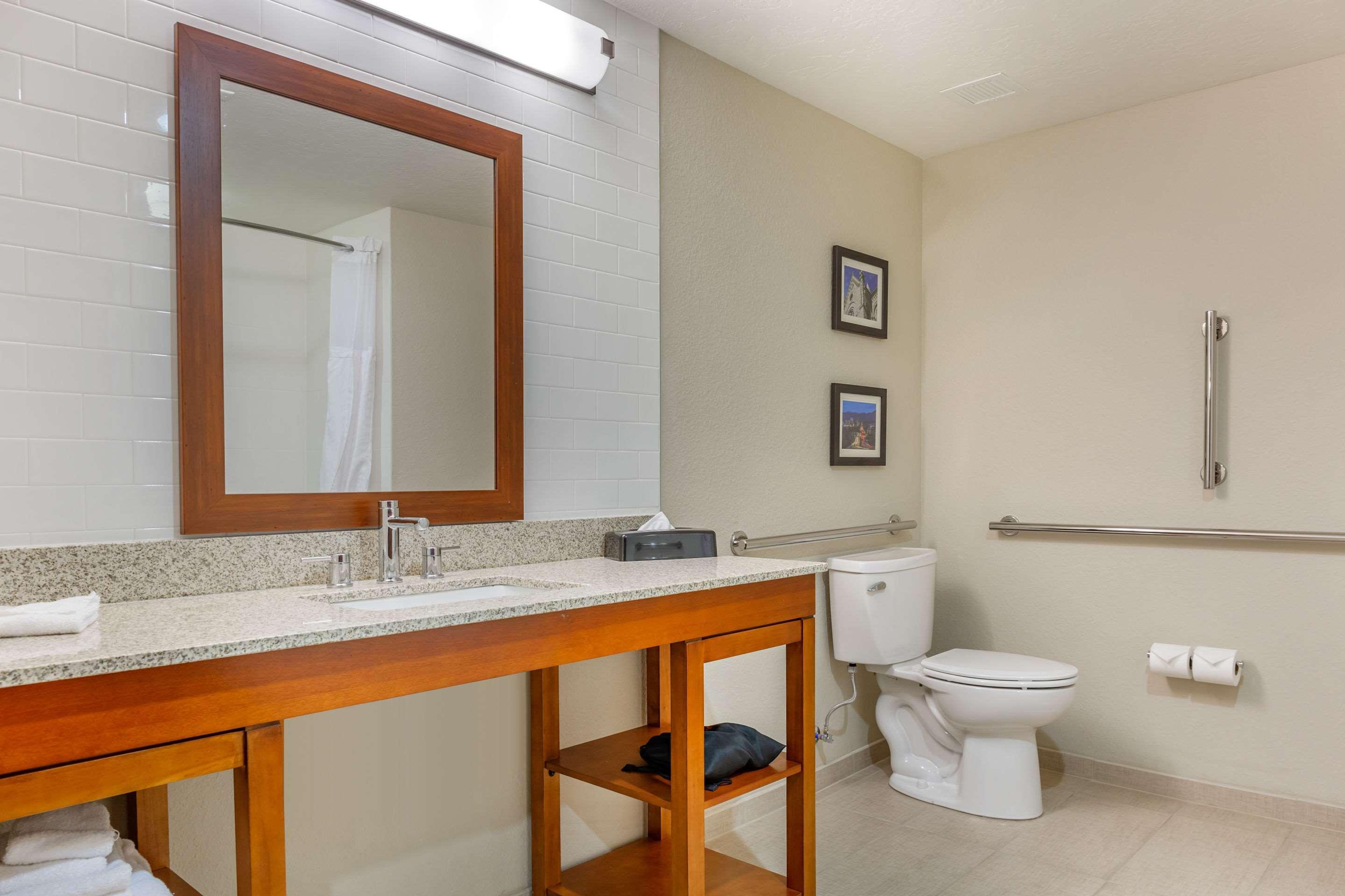 Comfort & Airport Hotel