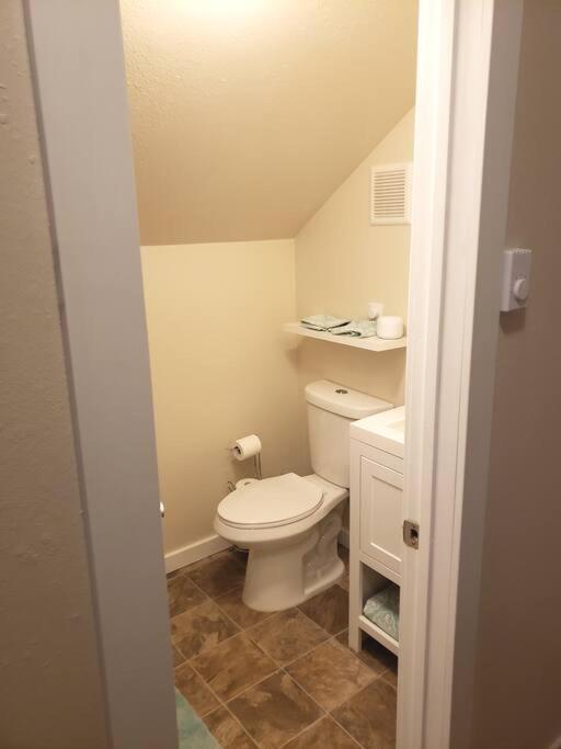 Private Loft With Trail Access To Foothills