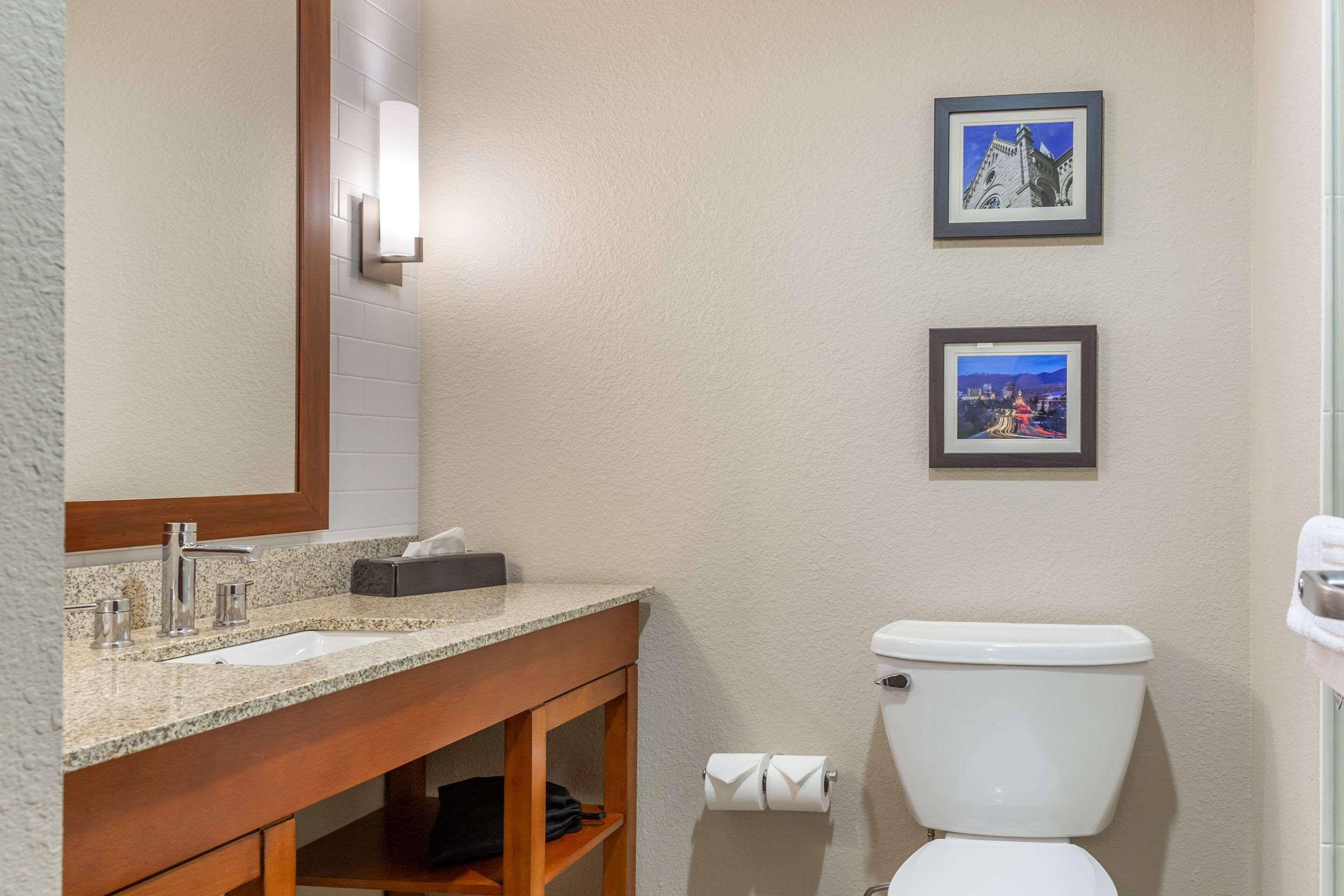 Hotel Comfort & Airport 3*