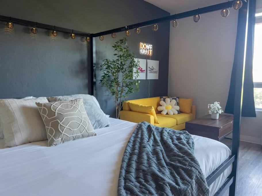 Apartment Iconic Nike & Romantic Canopy Glow Boise