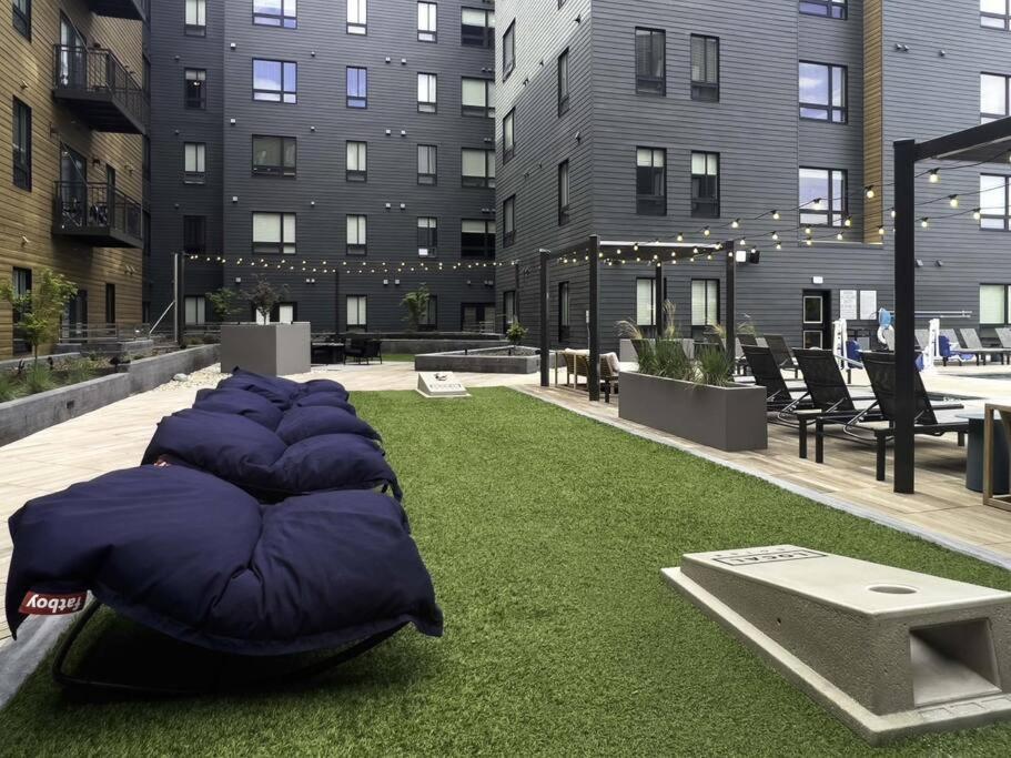 Apartment Iconic Nike & Romantic Canopy Glow Boise