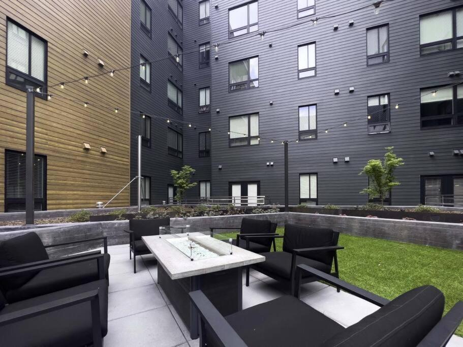 Apartment Iconic Nike & Romantic Canopy Glow