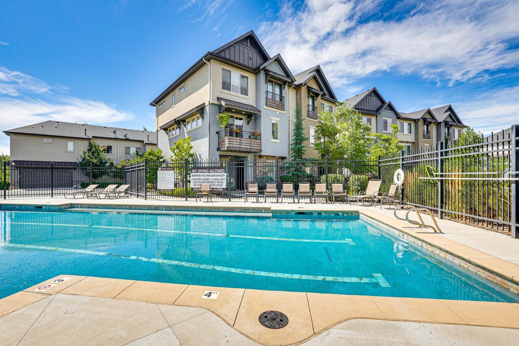 Spacious Townhome About 5 Mi To Downtown *