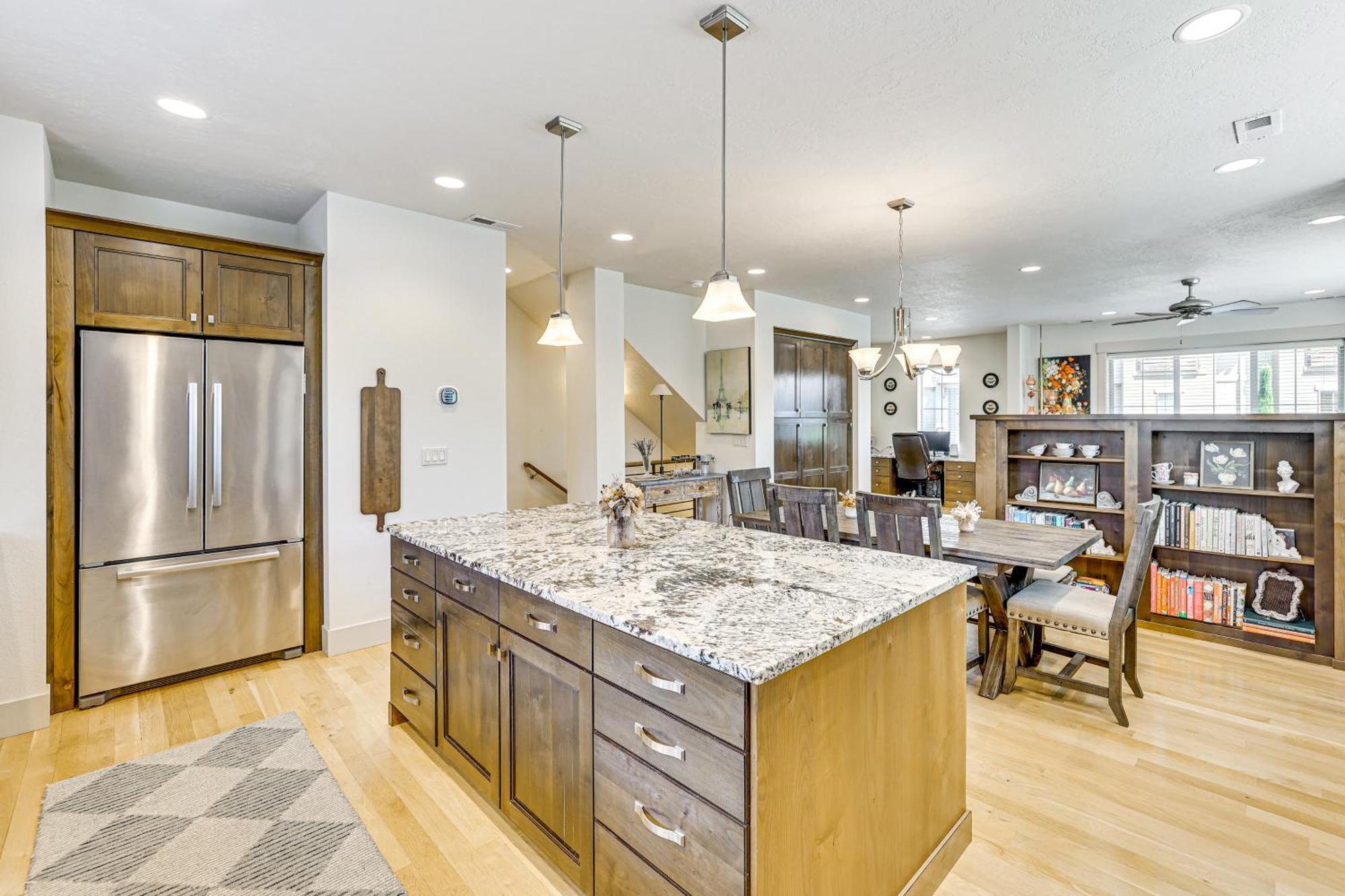 Spacious Townhome About 5 Mi To Downtown *