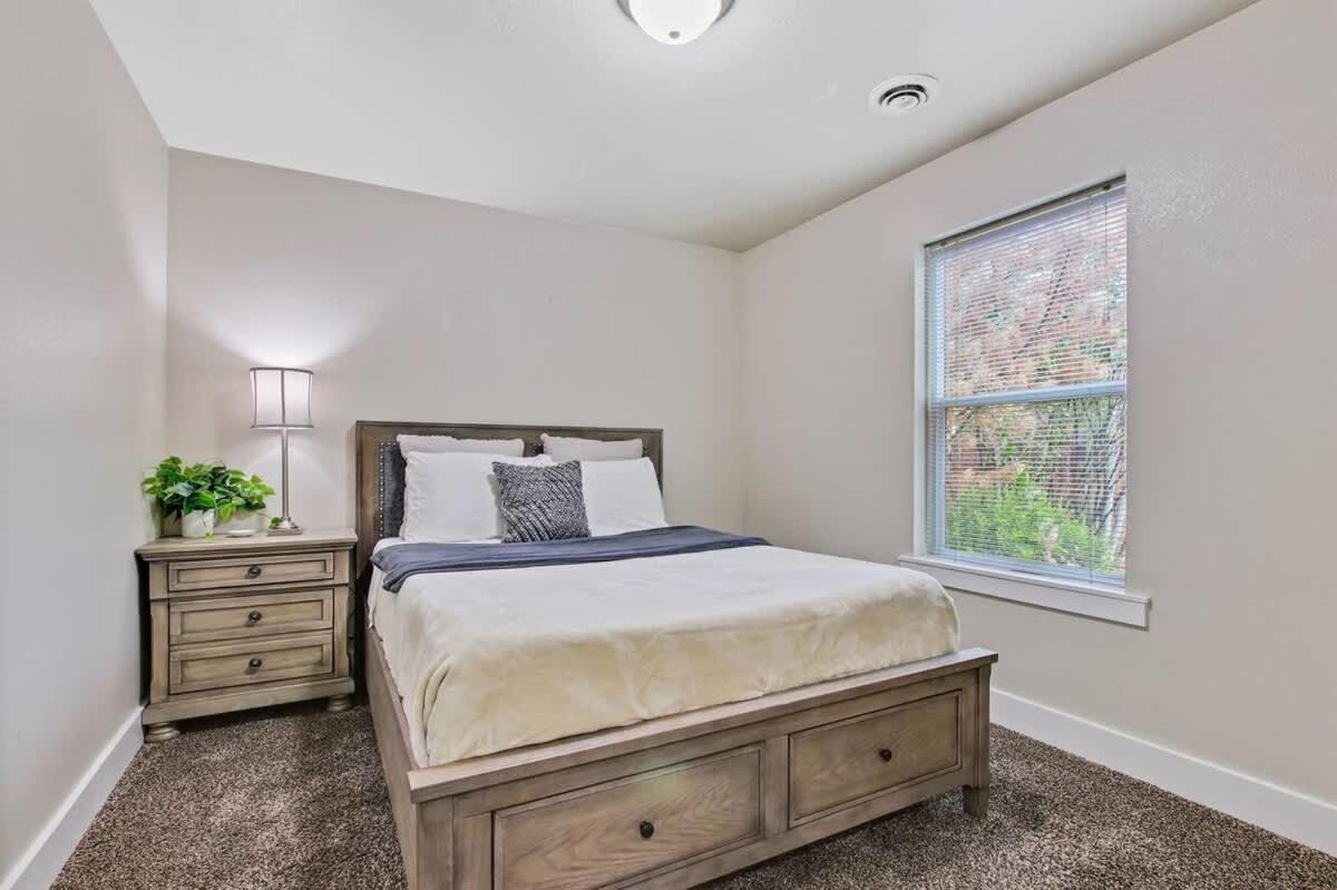 Newly Remodeled Private Sleeps 16 Holiday home *