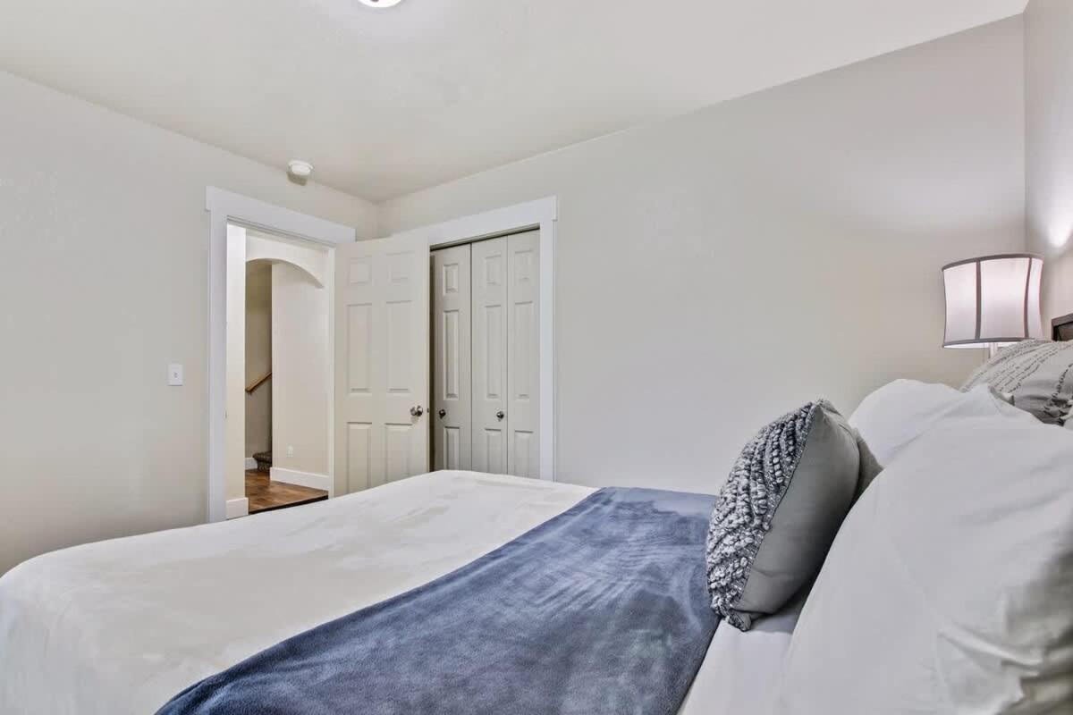 Holiday home Newly Remodeled Private Sleeps 16 *