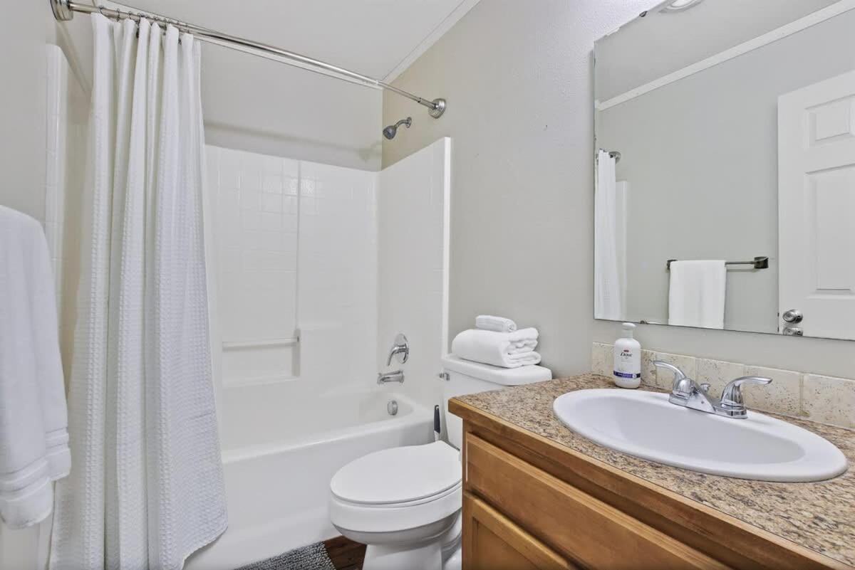 Newly Remodeled Private Sleeps 16 Holiday home
