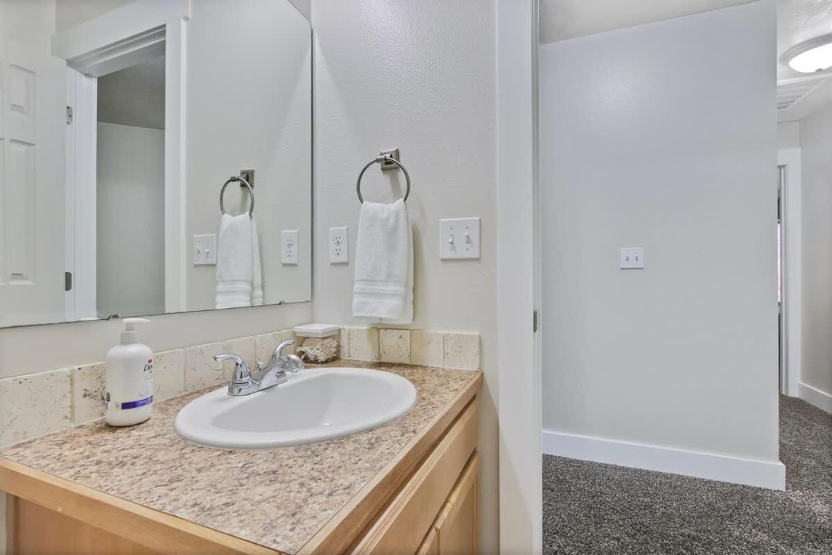 Newly Remodeled Private Sleeps 16 Holiday home *