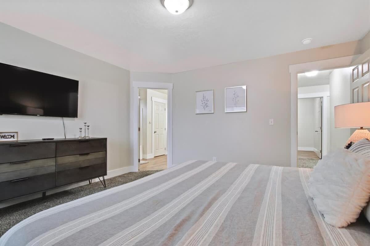 Newly Remodeled Private Sleeps 16 Boise