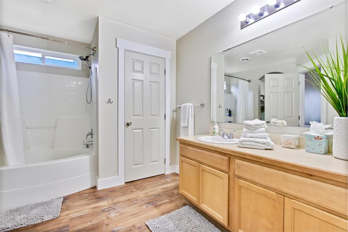 Newly Remodeled Private Sleeps 16 * Boise