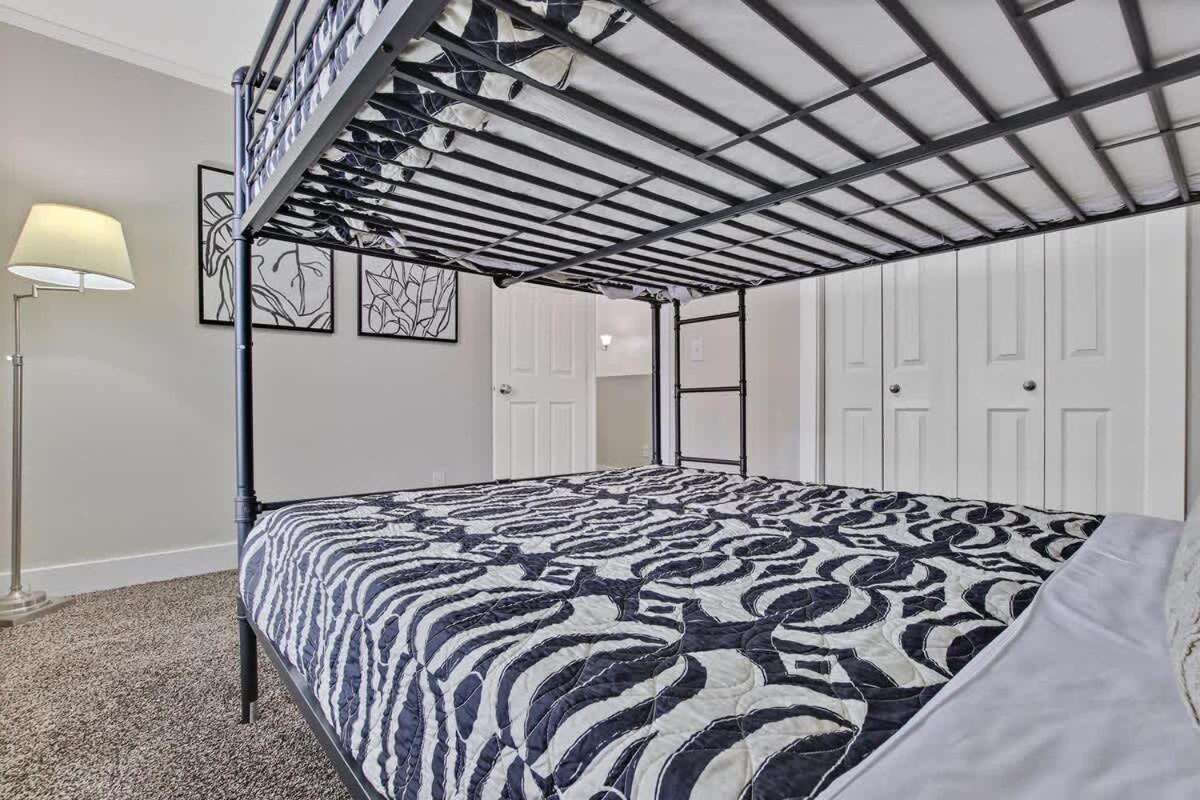 Newly Remodeled Private Sleeps 16 Holiday home