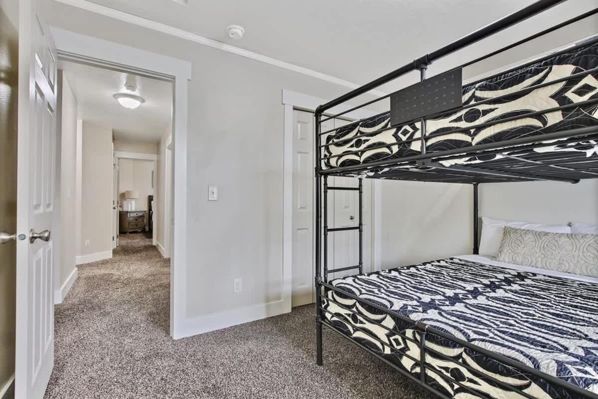 Holiday home Newly Remodeled Private Sleeps 16