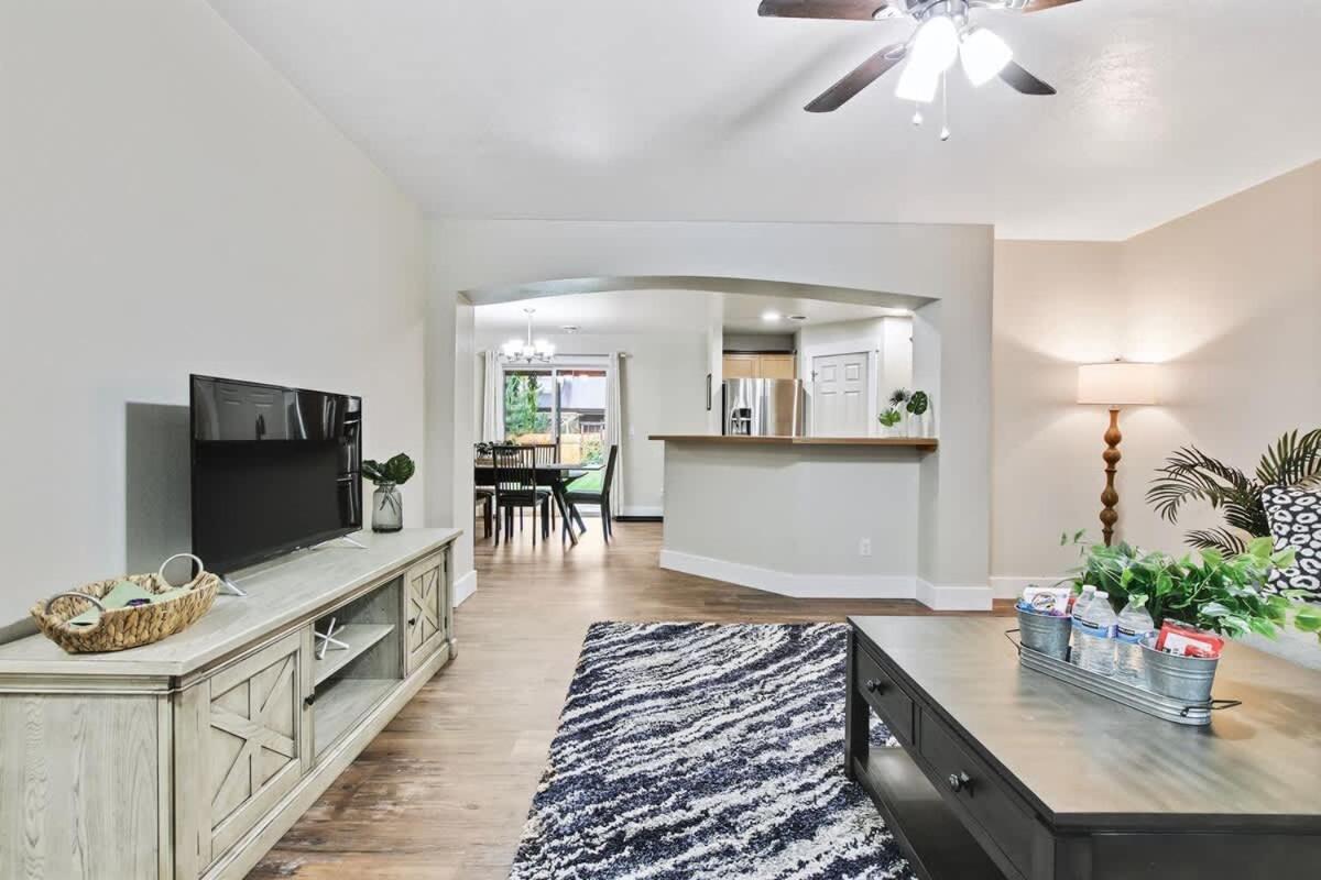 Newly Remodeled Private Sleeps 16 Holiday home
