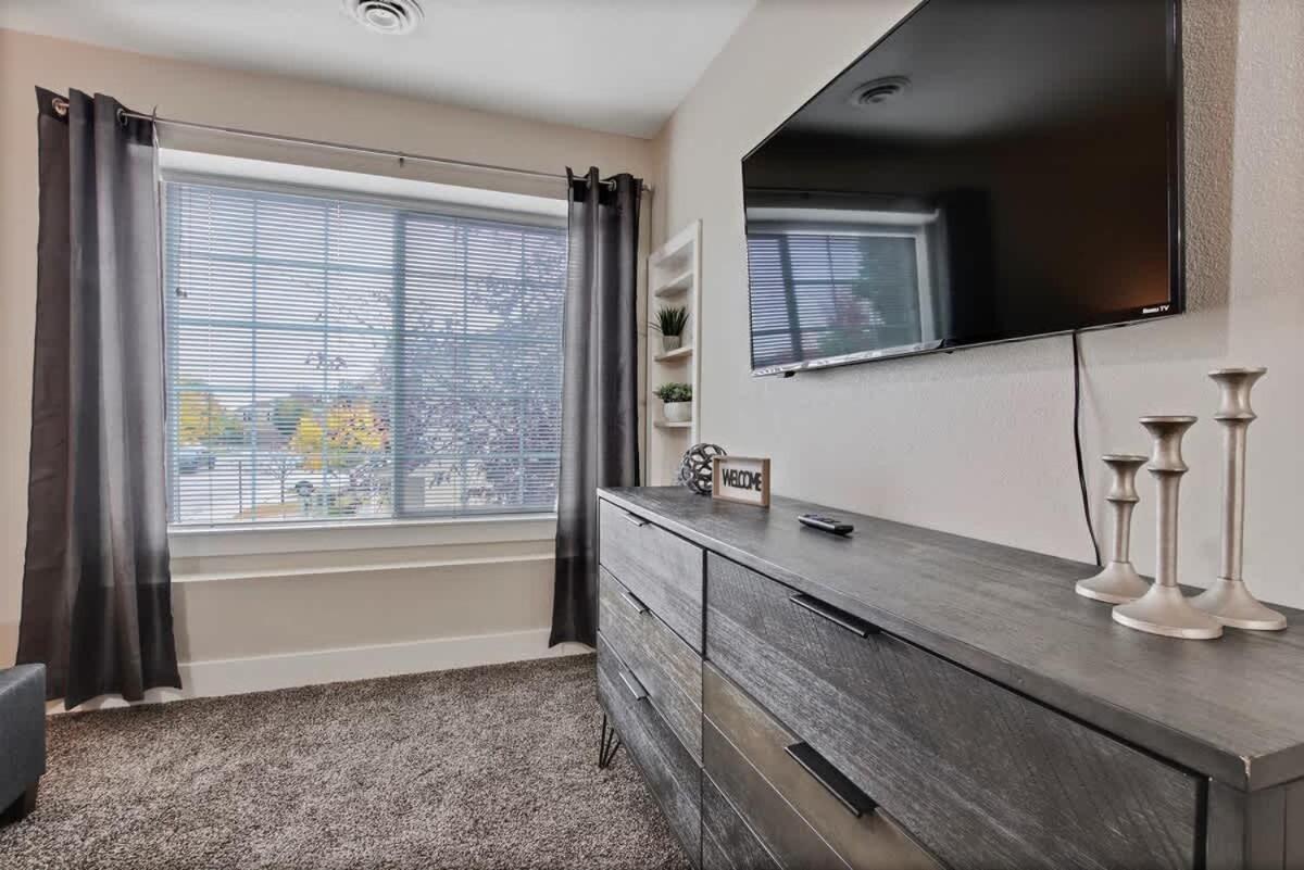 Newly Remodeled Private Sleeps 16 Holiday home Boise